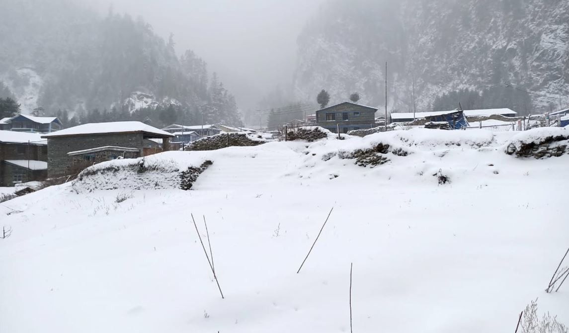 निर्वाचनको तयारी सकस,  हिउँले सेताम्मे मनाङका मतदान केन्द्र