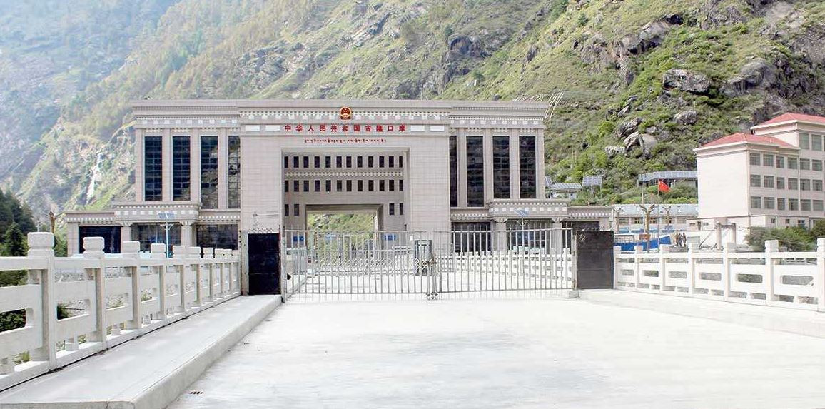 रसुवागढीमा मालवाहक सवारीसाधन आवतजावतमा रोक