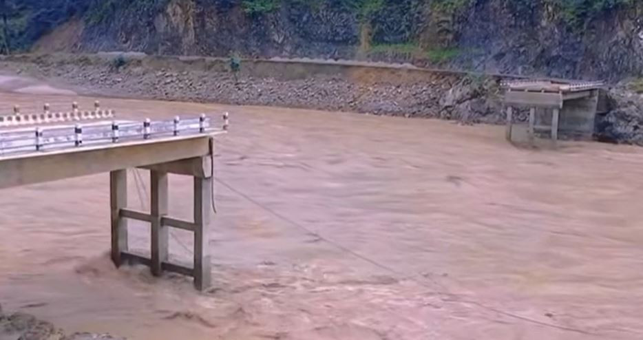 सुनकोशीको फोक्सिङटार अस्थायी बेलिब्रिज जडानको काम सुरु, कहिले बन्छ पक्की पुल ?