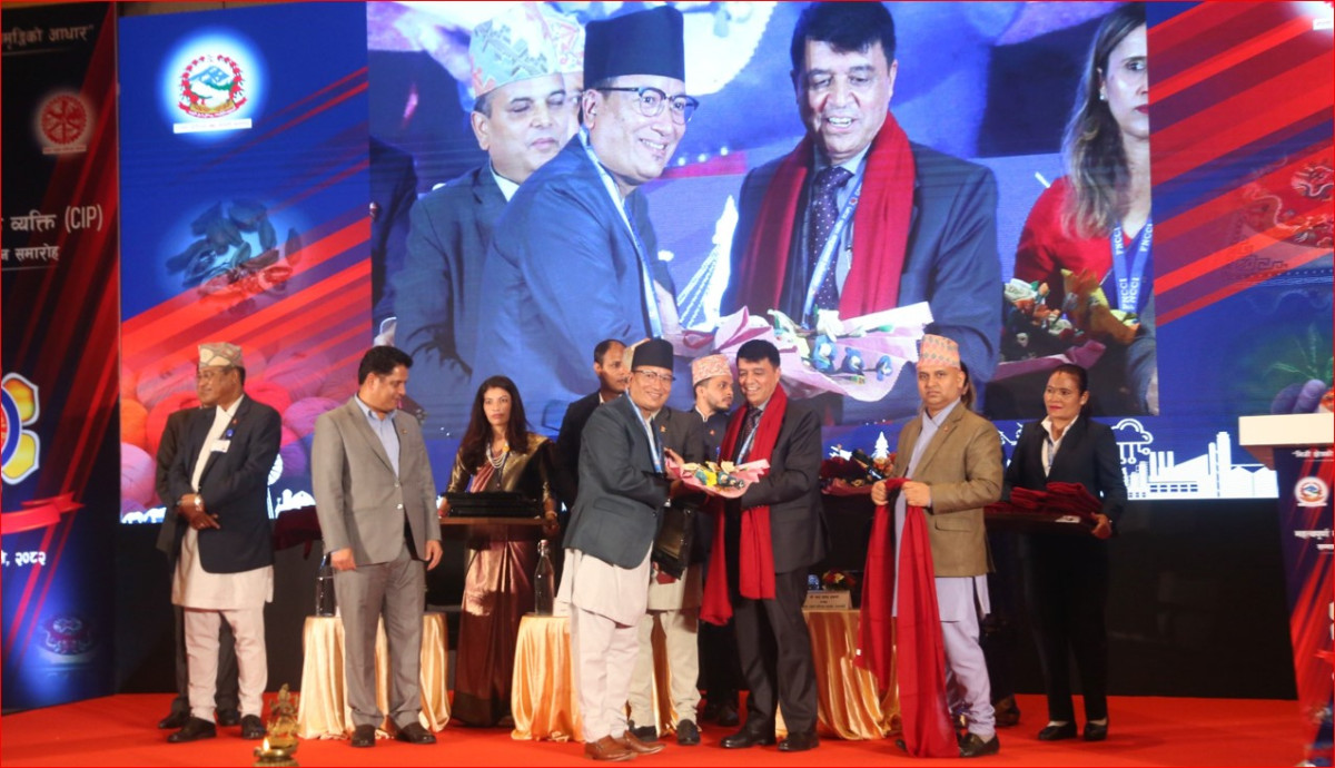 नेपाल हस्तकला महासंघका अध्यक्ष लगायत उद्यमी ब्यवसायीहरु सम्मानित