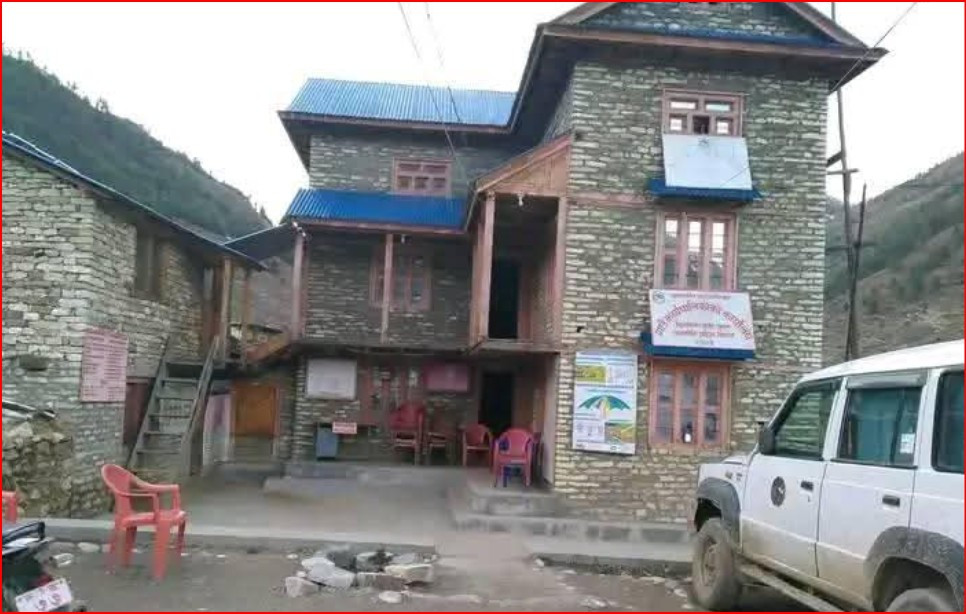 पातारासी गाउँपालिकामा करार शिक्षकले लगाए ताल्चा