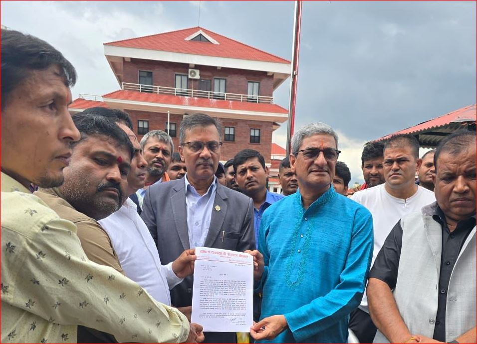 काठमाडौँ महानगरपालिकाको ज्यादतीविरुछ कवाड व्यवसायी, गृहमन्त्रीलाई बुझाए ज्ञापन पत्र