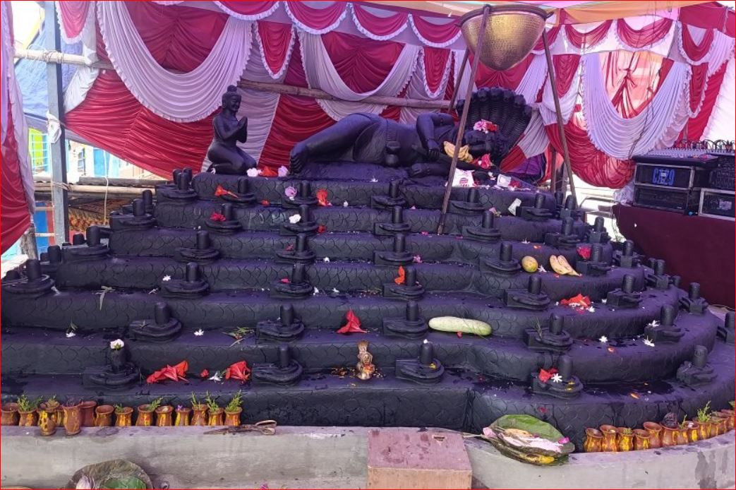 एउटै ढुङ्गामा १०८ शिवलिङ्ग र नागसहितको मूर्ति
