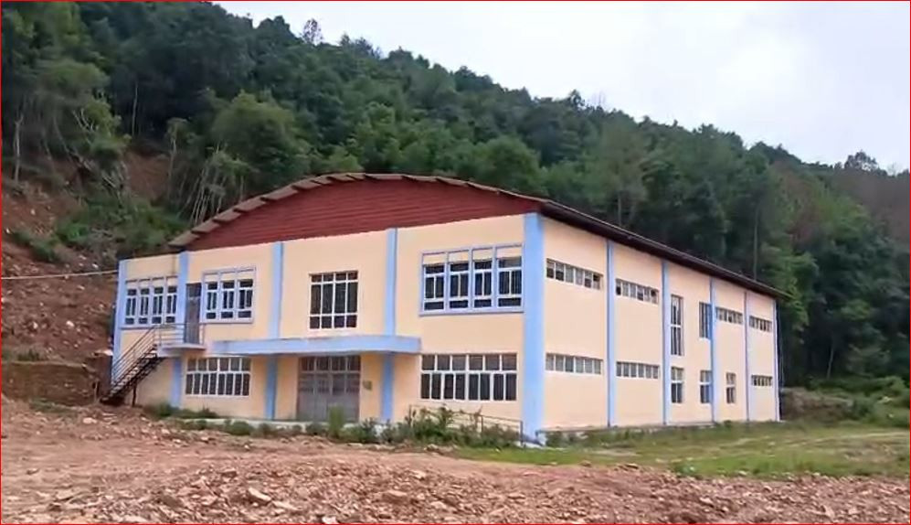 रामेछाप नगरपालिकाको गौरवको योजना कवर्डहलसहितको खेलमैदान निर्माण कार्य अलपत्र