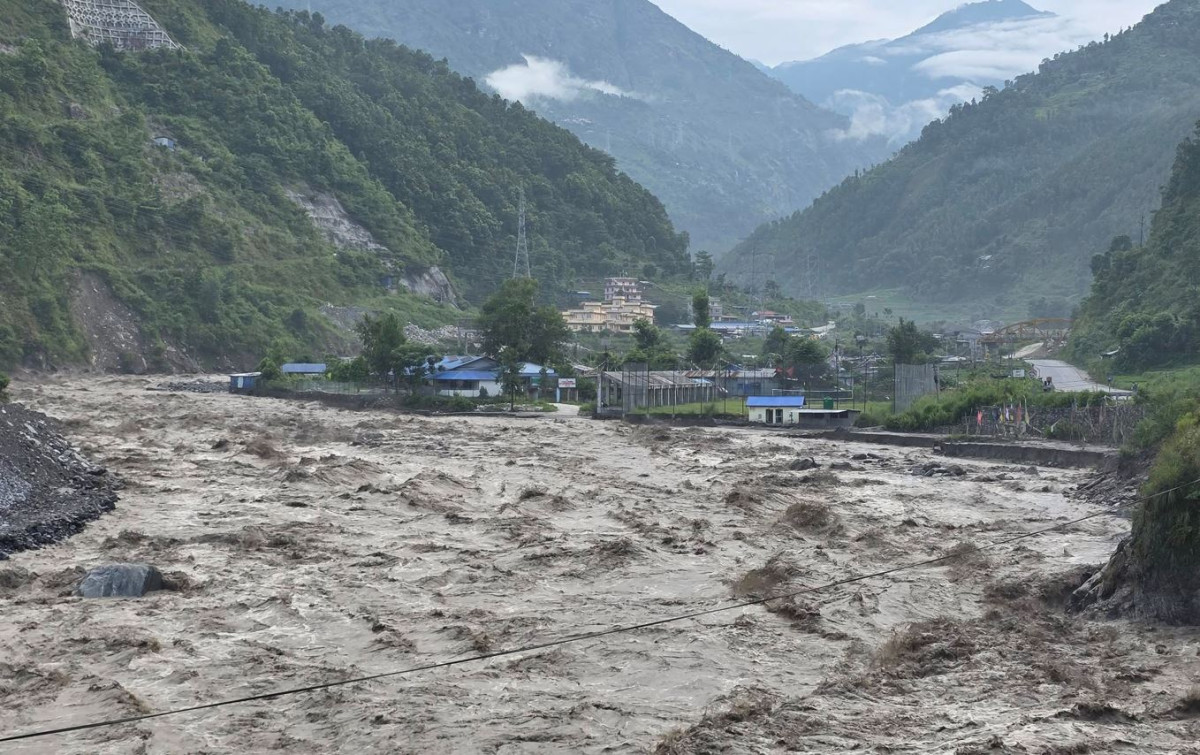 भोटेकोसीमा भीषण बाढी, सतर्क रहन आग्रह