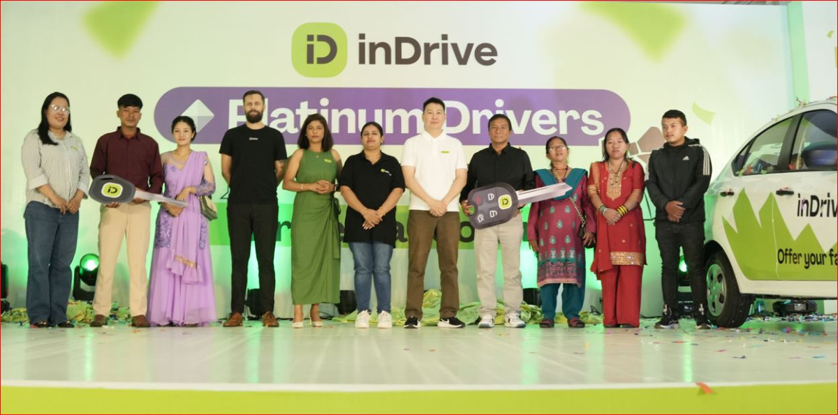 इनड्राइभद्वारा प्लेटिनम ड्राइभर गिभअवे क्याम्पेनका ग्रान्ड प्राइज विजेताहरूलाई पुरस्कार हस्तान्तरण