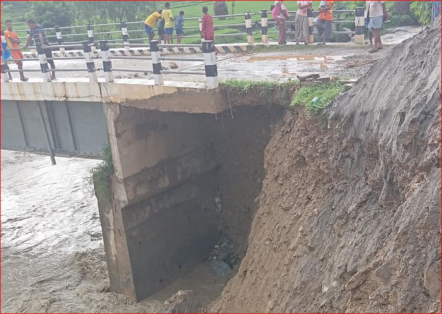 भटौली खोलामा बाढी : पक्की पुलमा क्षति, सवारी आवगमन बन्द