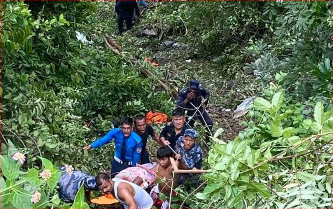 हलेसीबाट फर्किँदै गरेको गाडी दुर्घटना, एकको मृत्यु, १० जना घाइते