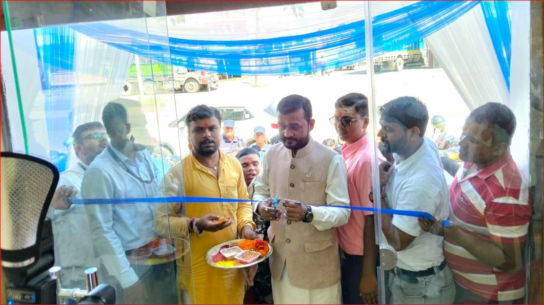 खानेपानी मन्त्री प्रदीप यादवको उपस्थितिमा कजारियाको नयाँ सोरुम वीरगंजमा