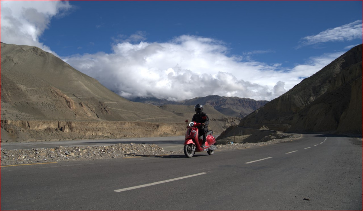 बजाज चेतक इभी पहिलो पटक नेपालको कोरला सीमानाका पुगेको विद्युतीय स्कूटर