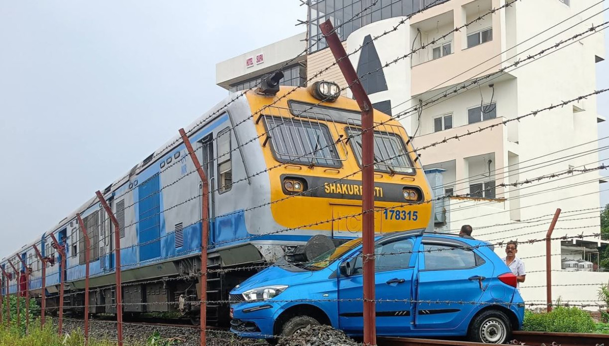 जनकपुरमा रेल र कार ठोक्किए