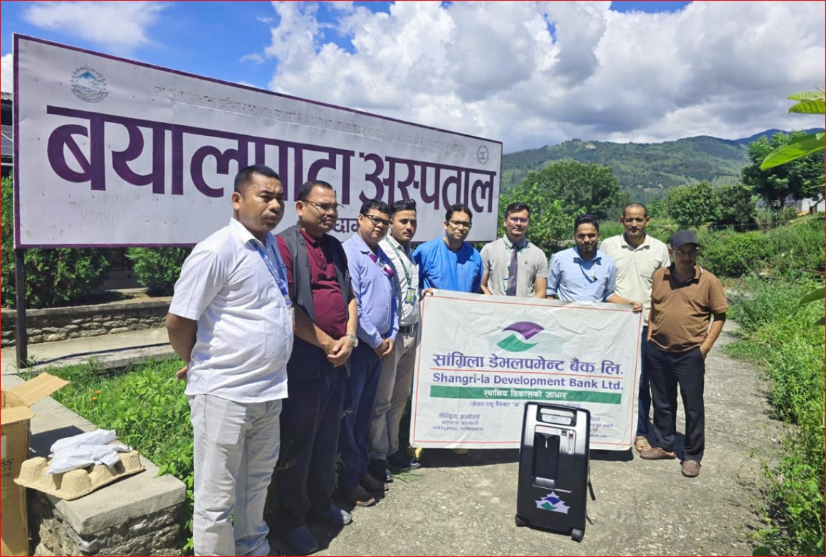 सांग्रिला डेभलपमेन्ट बैंकद्वारा बयालपाटा अस्पताललाई अक्सिजन कन्सन्ट्रेटर हस्तान्तरण