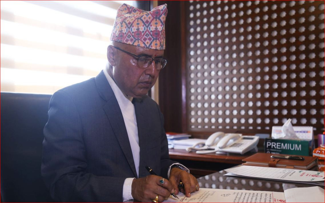 अर्थमन्त्री खनालद्वारा पदभार ग्रहण, बजेटमा समावेश भएका टुक्रे आयोजना कार्यान्वयन नगर्ने निर्णय