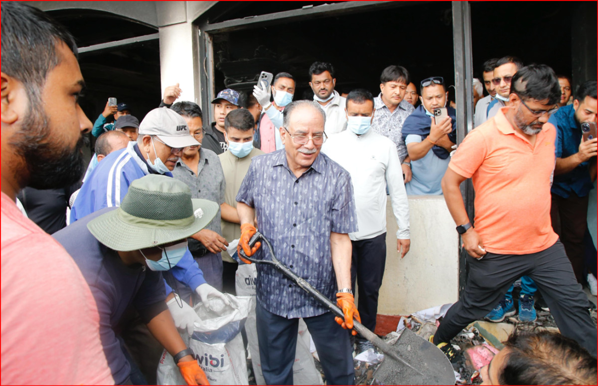 अध्यक्ष दाहालको सहभागितामा पार्टी कार्यालय सरसफाइ