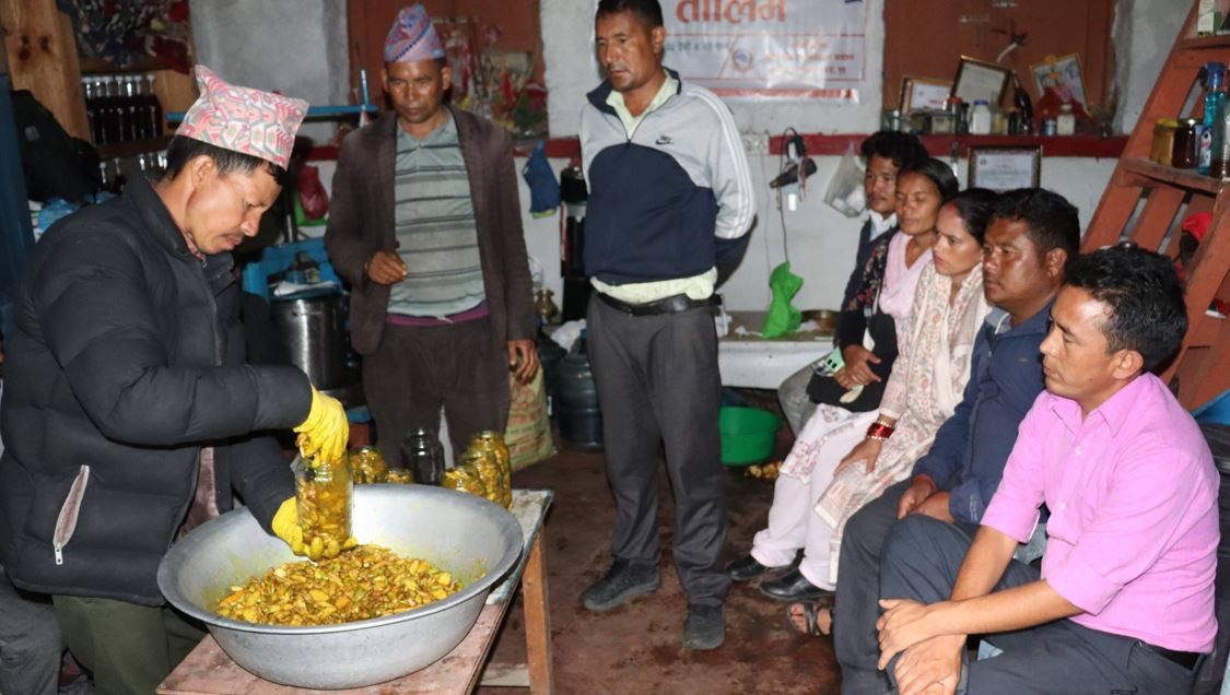 स्याउबाट जाम, जेली, जुस बनाएर आम्दानी गर्न सिक्दै मुगुका किसान