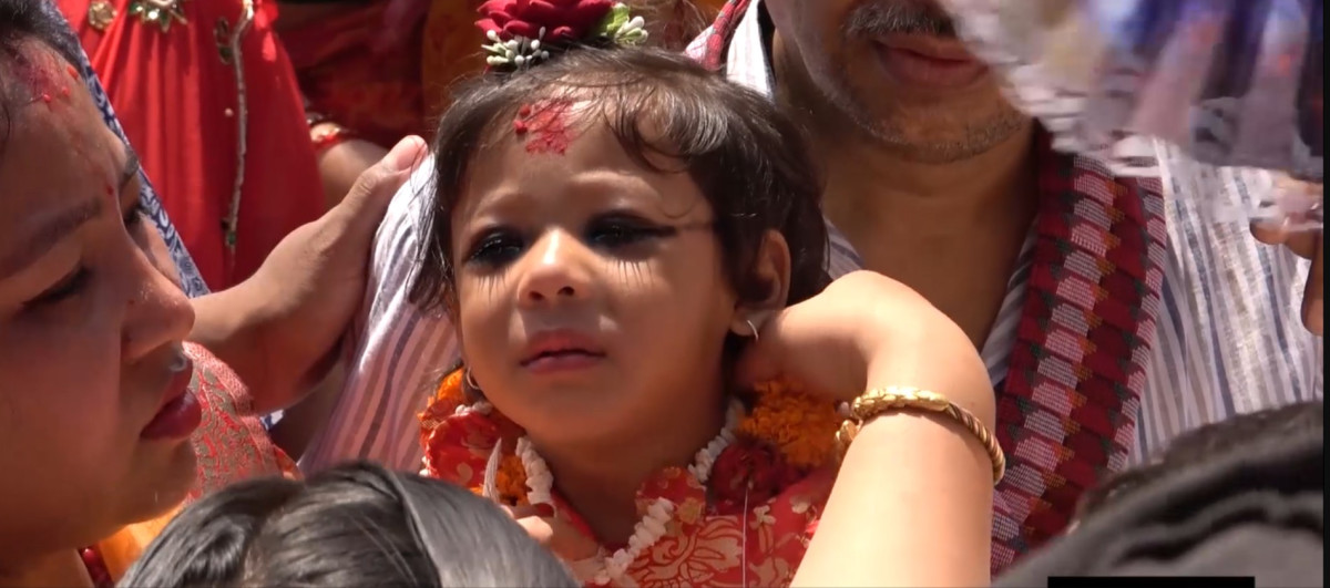 जीवित देवी कुमारीले सर्वसाधारणलाई दशमीको टिका लगाइदिने