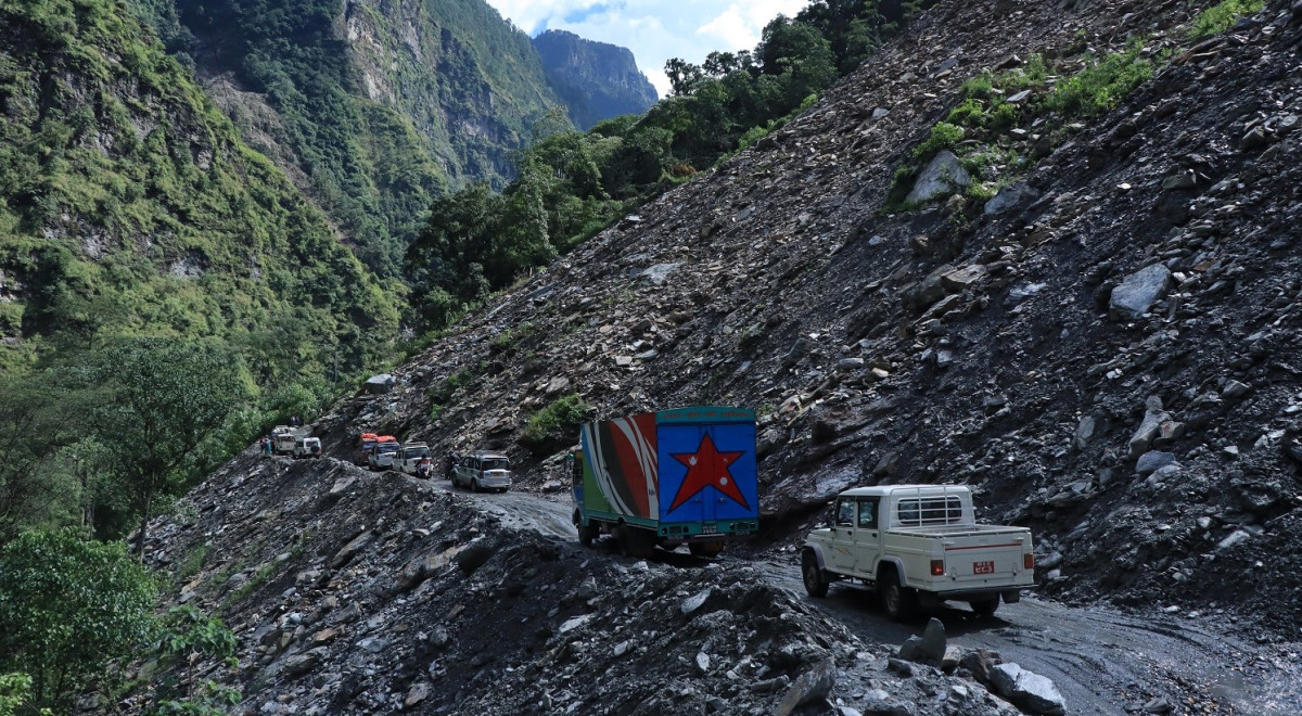 पहिराले बेनी–जोमसोम सडकमा यातायात सेवा  प्रभावित