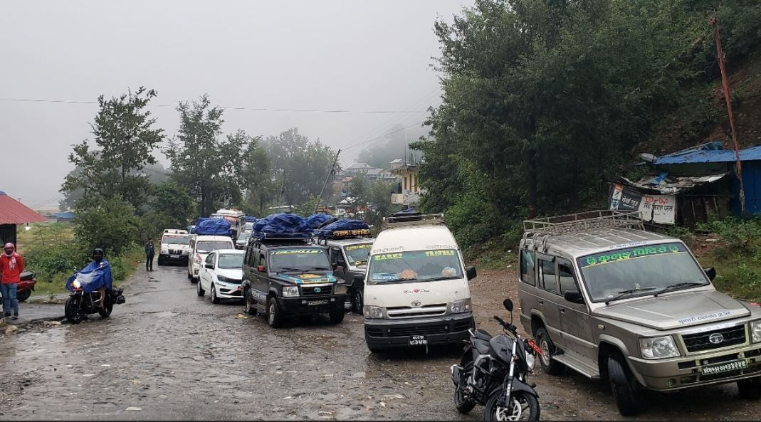 बिपी राजमार्गमा पहिरो हटाउने काम सुरु, मौसमले साथ दिए आजैबाट सडक सुचारु हुने