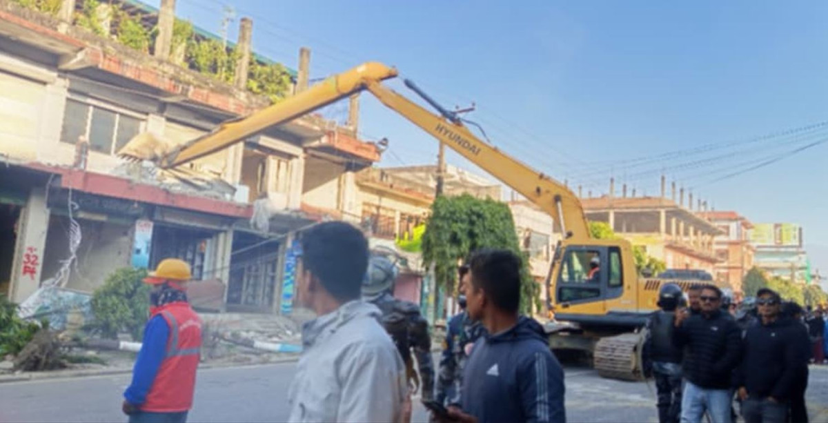 सडक विस्तार गर्न हेटौँडामा बिहानैदेखि चल्यो डोजर