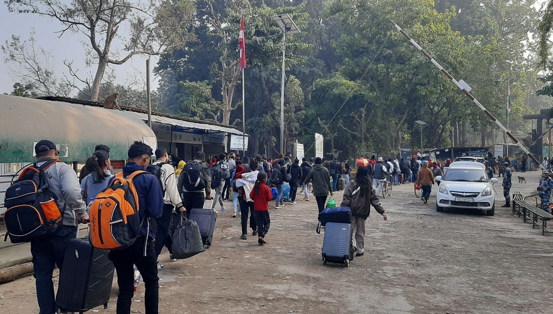 त्रिनगर नाकाबाट रोजगारीका लागि भारततर्फ जानेको भीड