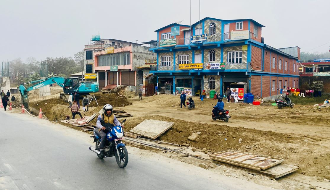 पोखरा–मुग्लिन सडक : मापदण्डविपरीतका संरचना नहट्दा समस्या, प्राधिकरणले अझै हटाएन बिजुलीका खम्बा