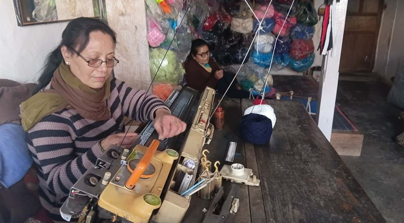 भोजपुरकी दिदीबहिनीले ४२ वर्षदेखि परम्परागत ऊनी कपडा उद्योग जीवित राख्दै
