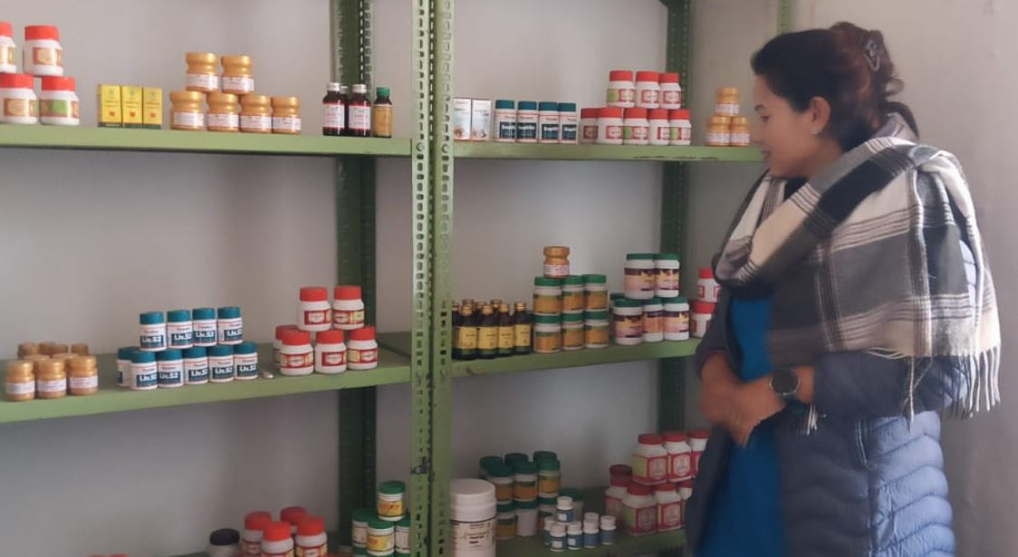 गाउँगाउँमा आयुर्वेद स्वास्थ्य सेवा दिँदै आरोग्य केन्द्रहरू, सेवा थप विस्तार गर्नुपर्ने स्थानीयको माग