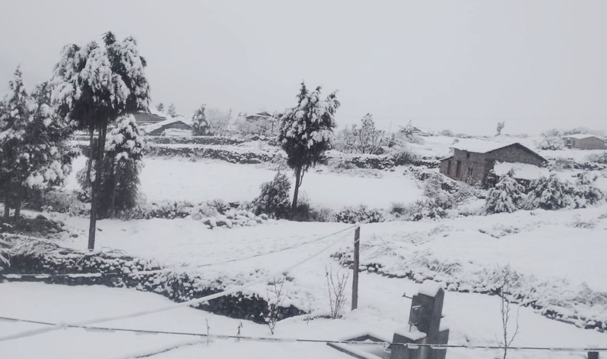 बैतडी र बागलुङमा बाक्लो हिमपात, जनजीवन प्रभावित