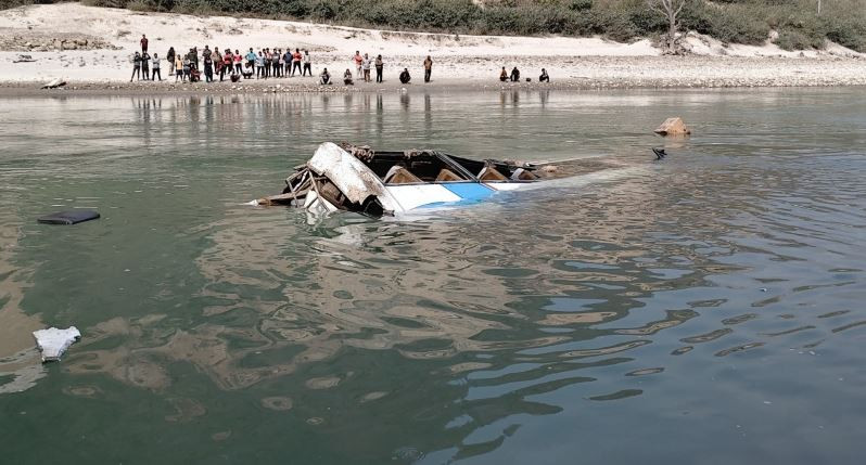 तामाकोशी बस दुर्घटनाका ३ जना अझै बेपत्ता, खोजीमा सहयोग गर्न प्रहरीको अपिल