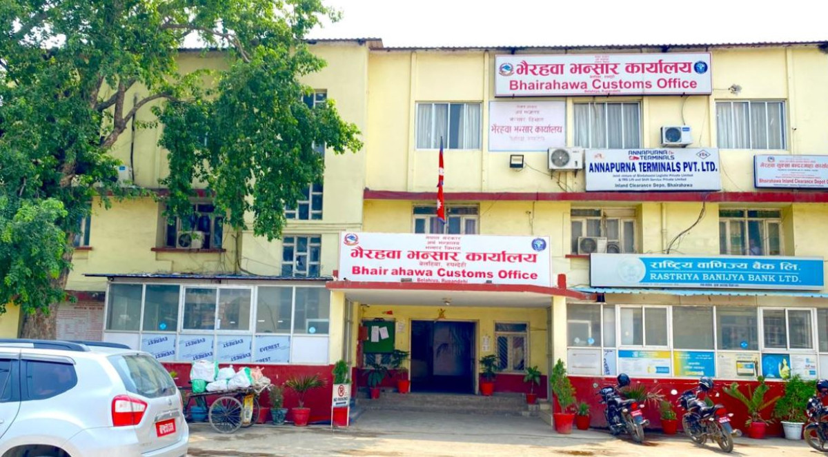 सीमानाकामा प्रहरीले खोसे भन्सार छलेका एक करोड ७० लाखभन्दा बढीका सामान