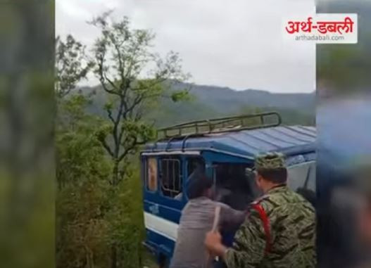 भीरबाट टेम्पो फाल्दिएको भिडिओ भाइरल भएपछि वन कार्यालयको बचाउ : कर्मचारीको गल्ती छैन, दुर्घटनावश खस्यो