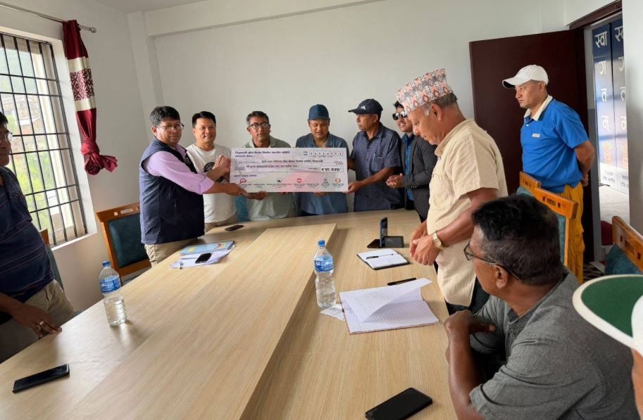 स्थानीय सरकारलाई गाउँ बाहिर बस्ने स्थानीयको साथ : खेल मैदान बनाउन १० लाख रुपैँया सहयोग