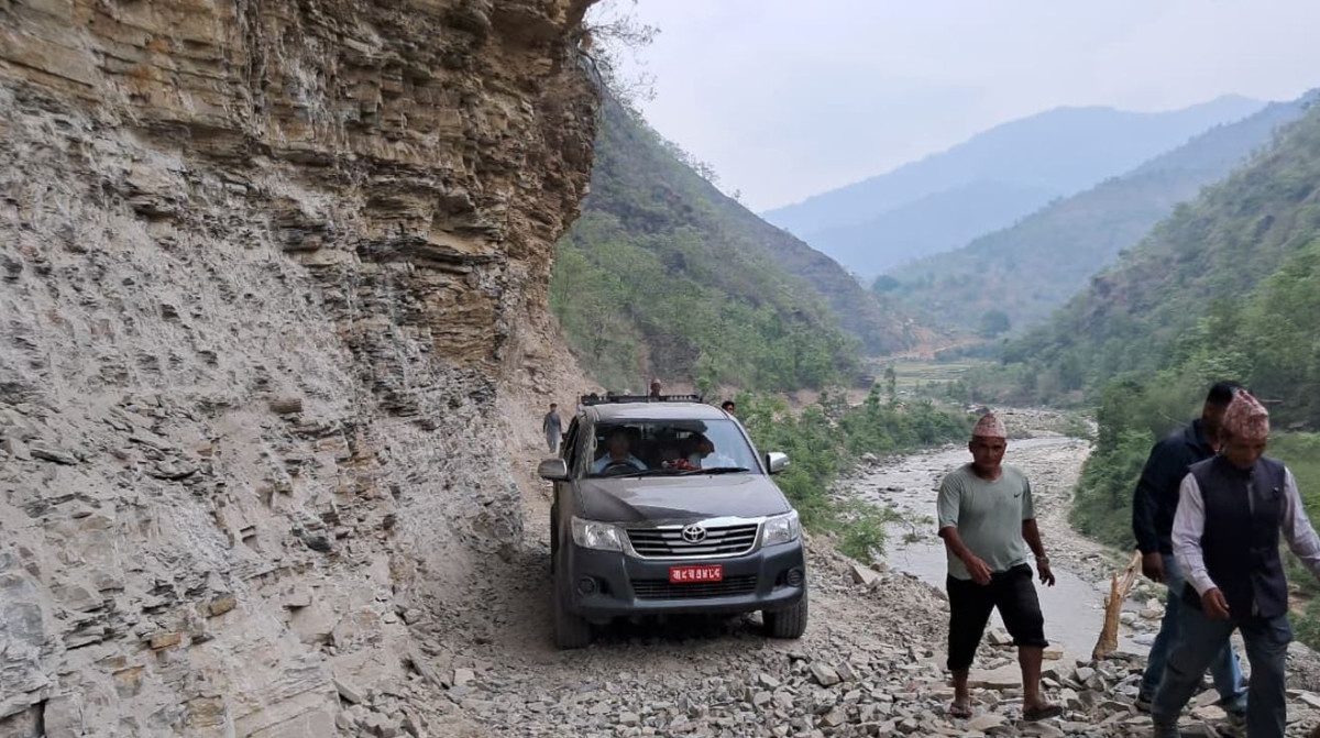घर्तीभिरको चट्टान फुट्यो, दिक्तेल–तराई जोड्ने छोटो सडक सञ्चालनमा