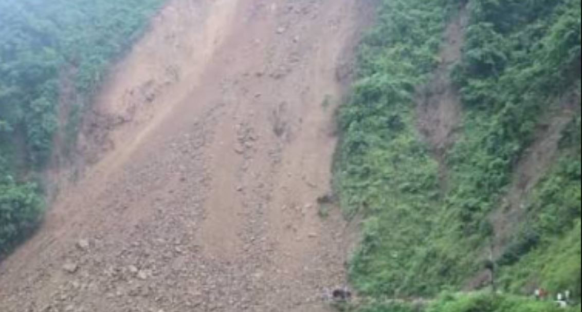 अविरल वर्षाको वितण्डा :  पहिरोले सडक ठप्प, यात्रुलाई सास्ती