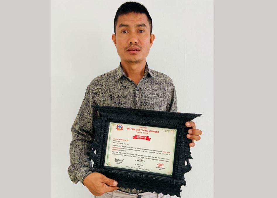 डेढ दशक कतारमा पसिना बगाएका लोकबहादुरलाई आफ्नै माटोले दियो पहिचान र सन्तुष्टि