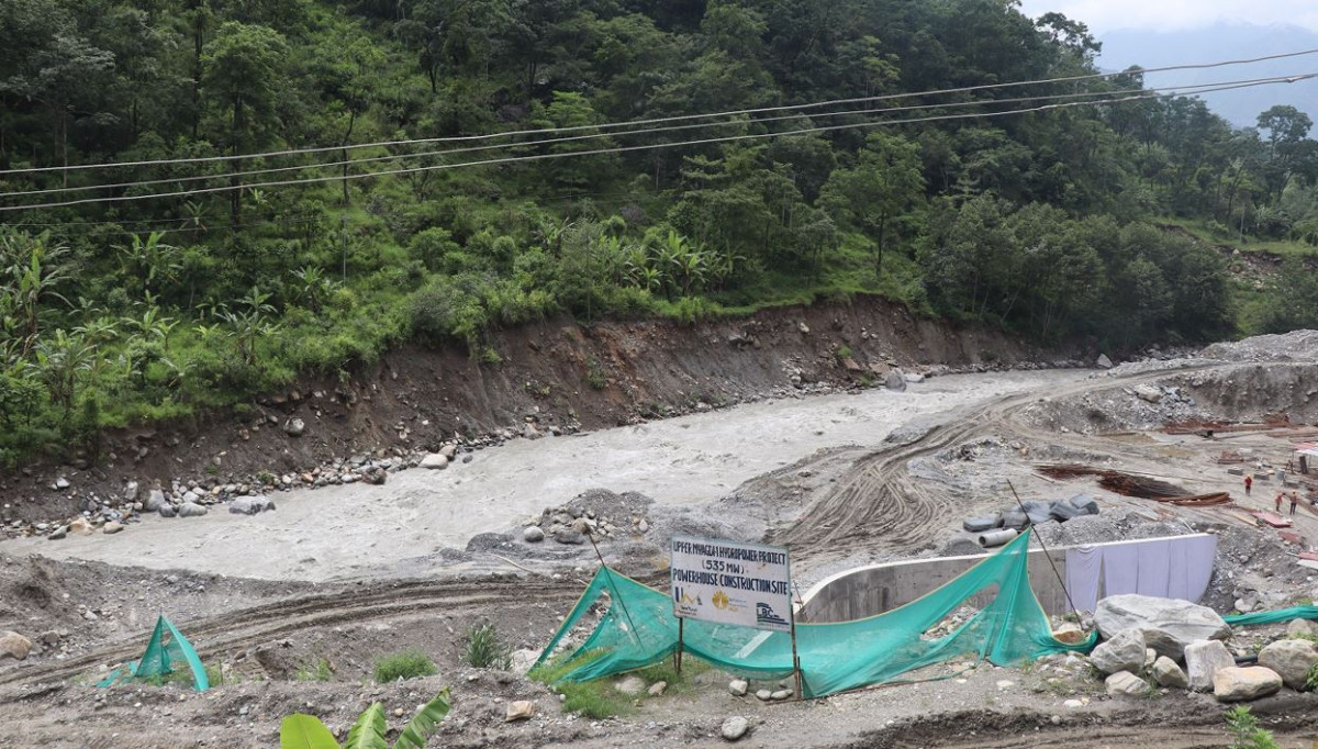 जलविद्युत् आयोजनाको 'मकिङ' ले स्थानीयको जग्गा जोखिममा, पहिरो र कटानले बढायो संकट