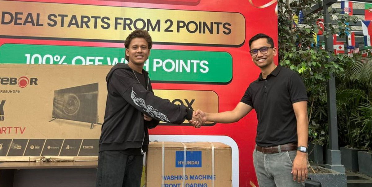 फाेन पाेइन्ट्सका दुई क्याम्पेनका विजेतालाई ५५ इन्च स्मार्ट टिभी र वासिङ मेसिन हस्तान्तरण