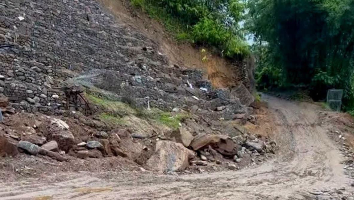 मेची राजमार्गको राजदुवाली खण्ड भासियो, यातायात अवरुद्ध