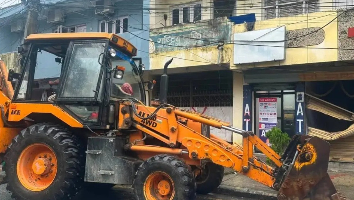 मन्त्रीको निर्देशनपछि कोशी अस्पतालको अतिक्रमित क्षेत्रमा चल्यो डोजर