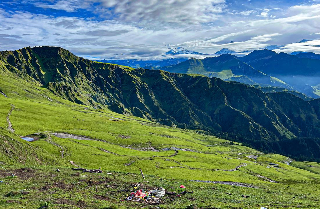 बुकीपाटनमा पर्यटकको फोहरको चाप, प्लास्टिकले पर्यावरण र पशुचौपायामा संकट