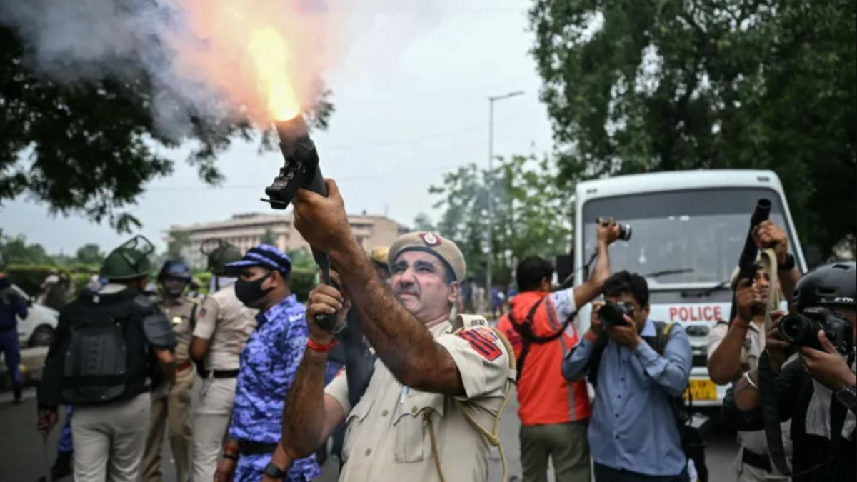 विद्यार्थीको विरोध प्रदर्शन रोक्न भारतीय प्रहरीद्वारा अश्रुग्यास प्रहार