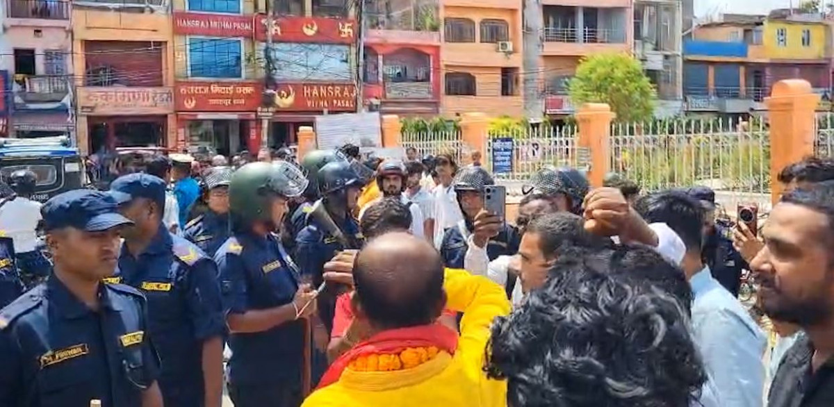हर्क साम्पाङ्गविरुद्ध जानकी मन्दिर अगाडि प्रदर्शन