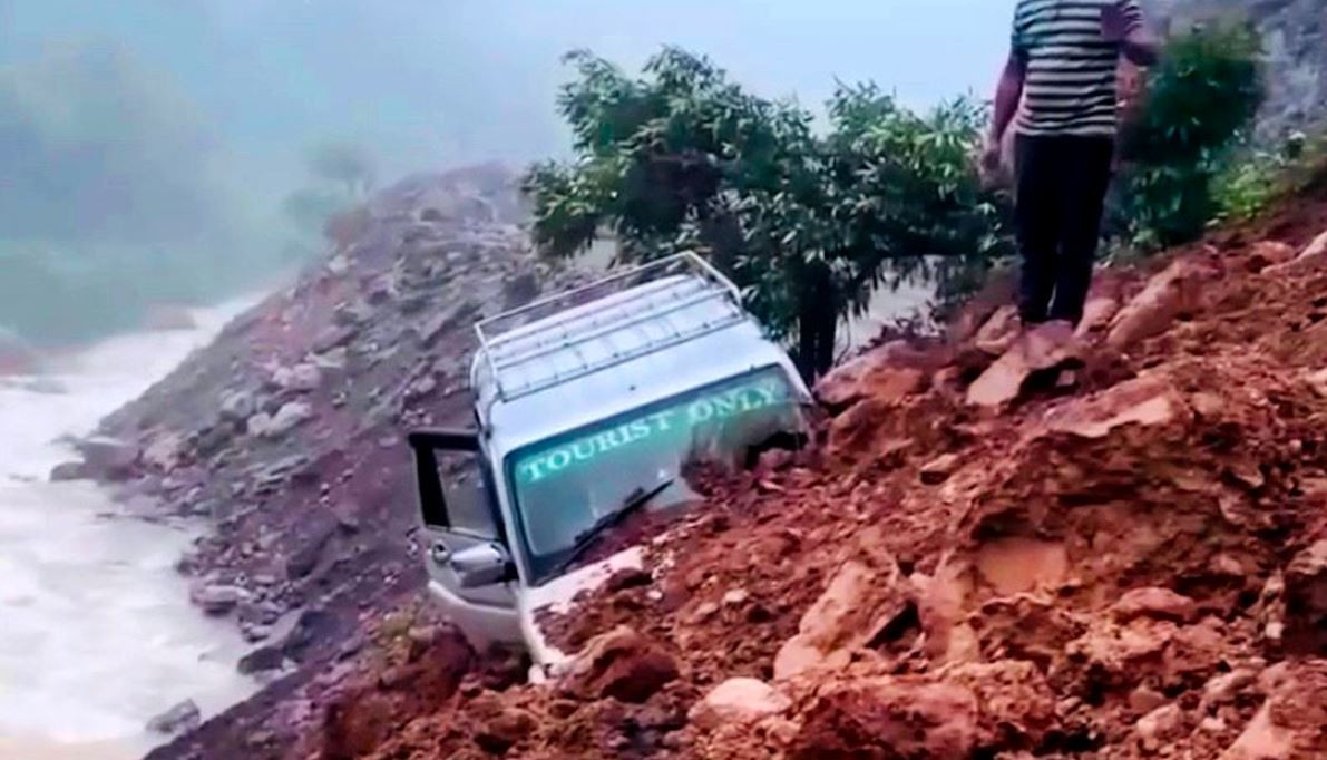 मनसुनमा ढोरपाटन आवातजावत कष्टकर, तीन किमी सडक कहिले बन्छ ?