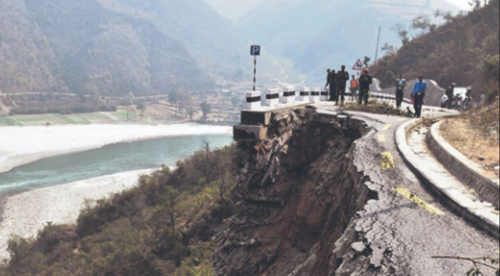 अविरल वर्षाले यात्रा जोखिमपूर्ण, पहिरोले देशभरका प्रमुख राजमार्ग अवरुद्ध
