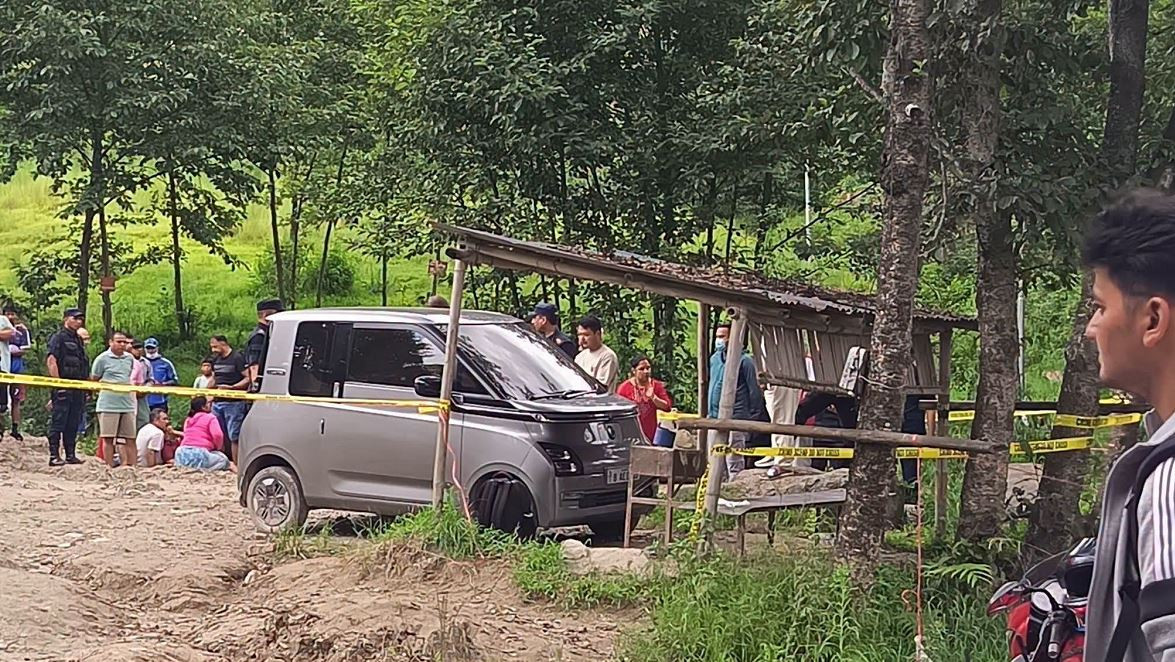 काठमाडौँको तारकेश्वरमा कारभित्र जलेको अवस्थामा महिलाको शव फेला