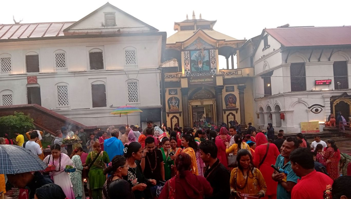 साउनको दोस्रो सोमबार : पशुपतिनाथमा बिहानैदेखि भक्तजनको लर्को