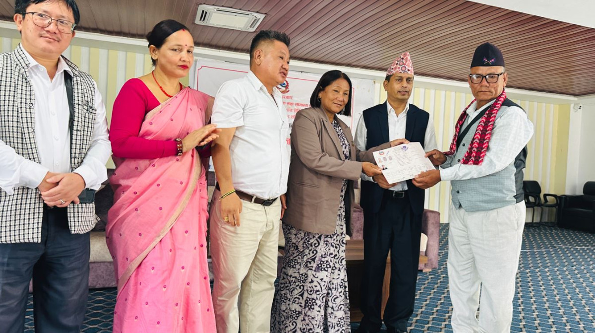 झापामा लगत सङ्कलनदेखि धनीपुर्जा वितरणसम्मका कार्य तीव्र, बिदाका दिन पनि सेवा