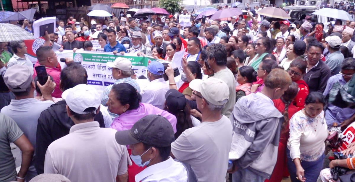 बचत फिर्ता नपाएपछि सहकारी पीडितहरु सडकमा ; ‘जीवनभरको कमाइ डुब्यो, घर न घाटको बनाए’