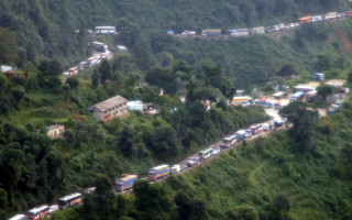 नागढुंगा-नौबिसे सडक दैनिक साढे चार घण्टा बन्द