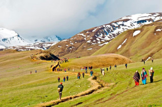 यार्सागुम्बा संकलनका लागि शिक्षक-विद्यार्थी हिमालतिर, विद्यालय बन्द